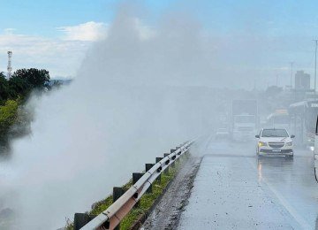 A situação exige atenção dos motoristas que trafegam pelo local -  (crédito: Edésio Ferreira/EM/D.A Press)