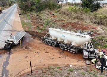 Colis&atilde;o entre carretas na BR-262, Km 476 -  (crédito: Pol&iacute;cia Rodovi&aacute;ria Federal/Divulga&ccedil;&atilde;o)