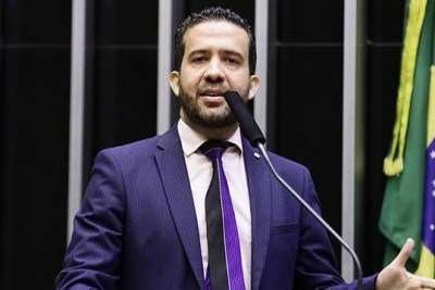 Deputado Andr&eacute; Janones em momento de fala p&uacute;blica, contexto de sua estrat&eacute;gia de 'bait' na pol&iacute;tica digital -  (crédito: C&acirc;mara dos Deputados)