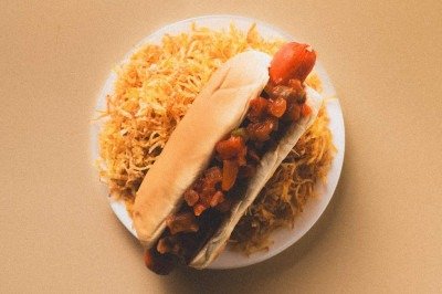 Apesar de ter uma tradição no café Nice, o cachorro-quente 'bombou' depois de uma publicação de um influenciador  -  (crédito: Bernardo Silva/Divulgação )