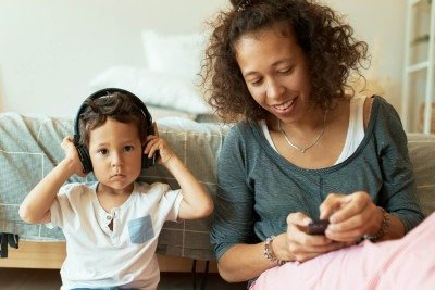 Estudos apontam índices de sofrimento psíquico entre responsáveis por crianças com deficiência e doenças crônicas

 -  (crédito: karlyukav/magnific)