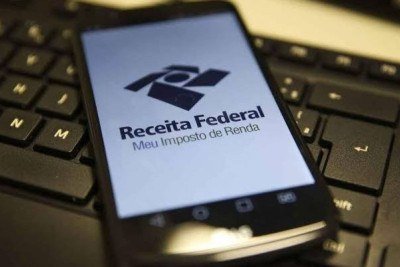 A tecnologia, como o aplicativo da Receita Federal no celular, é essencial para gerenciar o Imposto de Renda e evitar a malha fina -  (crédito: Agência Brasil)