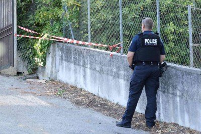 Policial próximo a buraco aberto por ladrões na cerca externa do Museu Renoir, em Cagnes-sur-Mer  -  (crédito: Valery Hache/AFP)