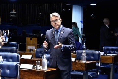 Senador criticou continuidade de Moraes e afirmou que o escândalo 'não cabe debaixo do tapete' -  (crédito: Waldemir Barreto/Agencia Senado)