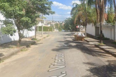 A idosa havia deixado a casa no dia 2 de setembro para viajar -  (crédito: Reprodução/Google Street View)