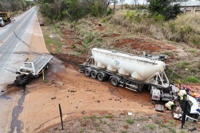 Colis&atilde;o entre carretas na BR-262, Km 476 -  (crédito: Pol&iacute;cia Rodovi&aacute;ria Federal/Divulga&ccedil;&atilde;o)