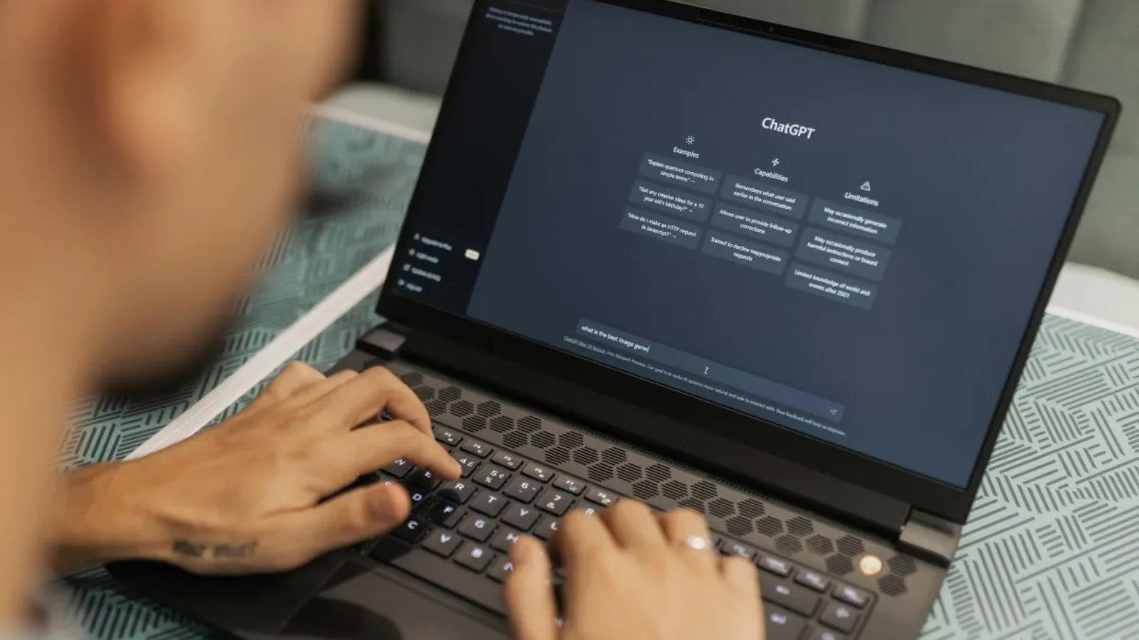Usu&aacute;rio interage com a interface do ChatGPT, que testa nova fun&ccedil;&atilde;o para replicar o estilo de escrita -  (crédito: Pexels)