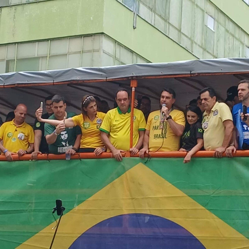 Flávio sobre Jair Bolsonaro: "Completei o trajeto que ele não conseguiu"