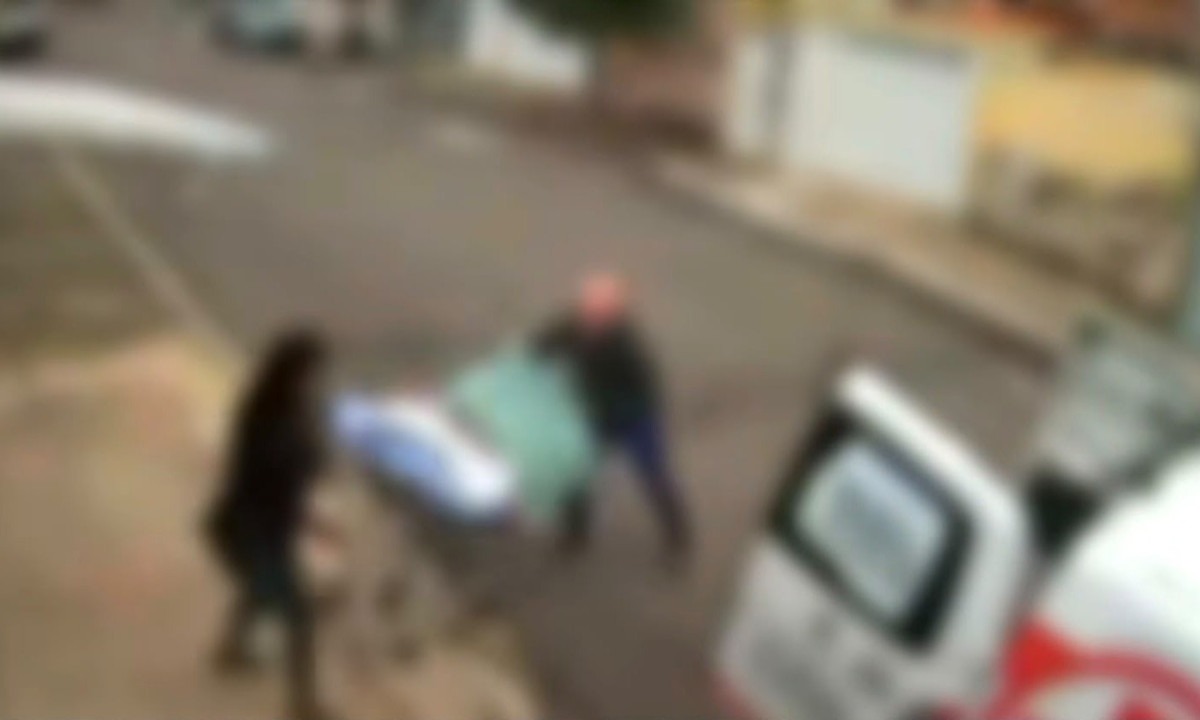 O transporte da paciente em maca para a ambulância, incidente que levou à queda e resultou na dispensa de profissional - (crédito: TV Alterosa/Reprodução)