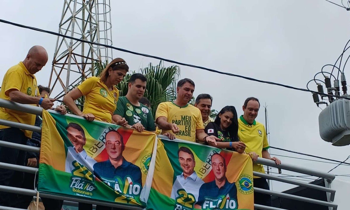 Flávio segue em direção ao Centro da cidade, onde fará discurso em carro de som nos cruzamentos entre as ruas Halfeld e Batista de Oliveira - (crédito: Bruno Luis Barros/EM/D.A Press)