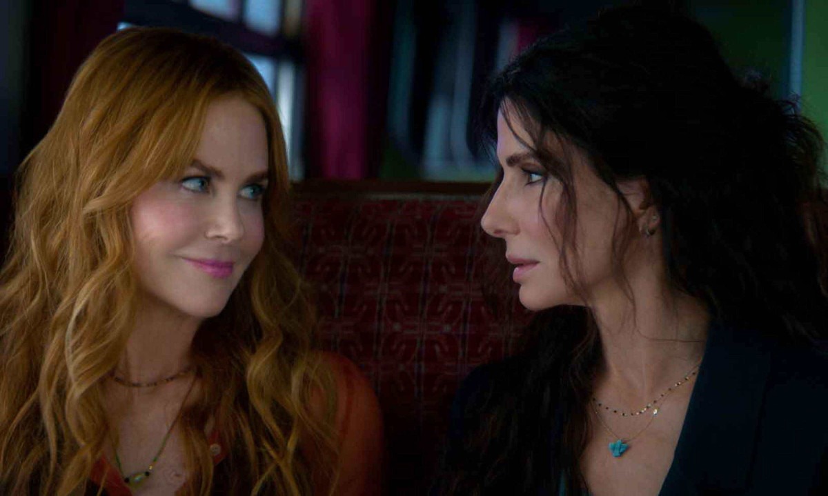 Nicole Kidman e Sandra Bullock são as irmãs Gillian e Sally Owens, que voltam a lidar com a maldição que faz com que os homens por quem se apaixonam morram repentinamente - (crédito: Warner Bros. Pictures/Divulgação)