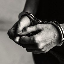 Homem é condenado por matar pai e agredir irmão e mãe - Magnific