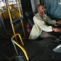 Vídeo: homem foge de hospital, rouba ônibus e é preso