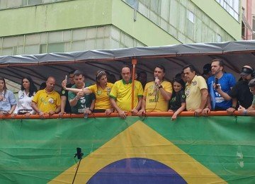 Flávio Bolsonaro e seus aliados em motociata em Juiz de Fora, na Zona da Mata mineira -  (crédito: Foto: Bruno Barros)