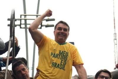As 3 razões pelas quais o entorno de Flávio acredita que a crise no STF o favorece -  (crédito: Foto: Charles Vieira/Divulgação Campanha Flávio Bolsonaro)