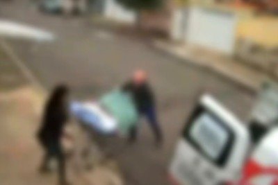 O transporte da paciente em maca para a ambul&acirc;ncia, incidente que levou &agrave; queda e resultou na dispensa de profissional -  (crédito: TV Alterosa/Reprodu&ccedil;&atilde;o)