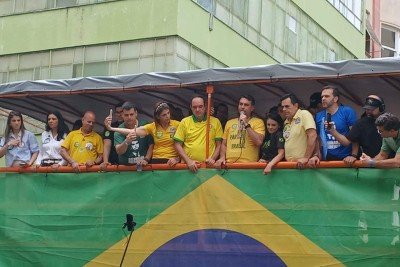 Flávio Bolsonaro e seus aliados em motociata em Juiz de Fora, na Zona da Mata mineira -  (crédito: Foto: Bruno Barros)