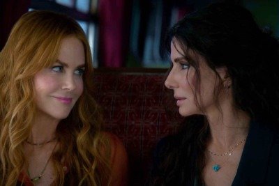 Nicole Kidman e Sandra Bullock s&atilde;o as irm&atilde;s Gillian e Sally Owens, que voltam a lidar com a maldi&ccedil;&atilde;o que faz com que os homens por quem se apaixonam morram repentinamente&nbsp; -  (crédito: Warner Bros. Pictures/Divulga&ccedil;&atilde;o)