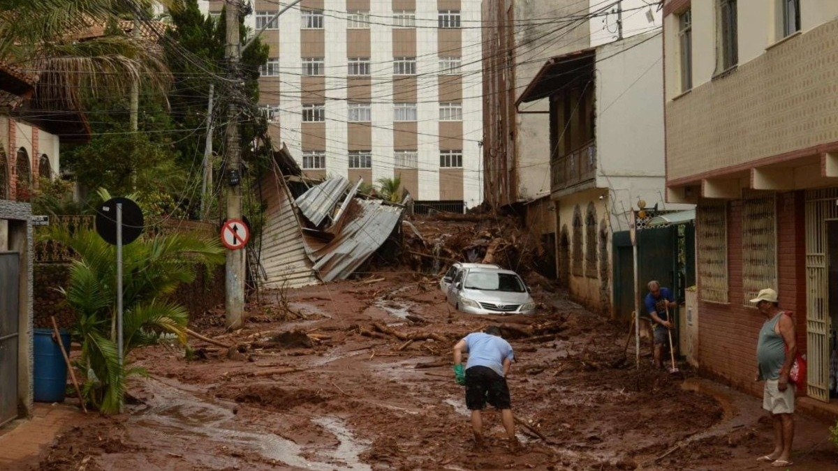 Moradores enfrentam a lama e os estragos das fortes chuvas em Juiz de Fora, que agora conta com aux&iacute;lio-moradia emergencial. -  (crédito: Tulio Santos/EM/D.A Press. Brasil)