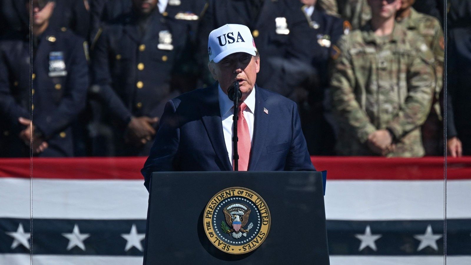 Donald Trump discursa em cerim&ocirc;nia em Washington, onde causou pol&ecirc;mica ao relatar ter sido carregado por bombeiros no 11 de setembro -  (crédito: Alex WROBLEWSKI / AFP)