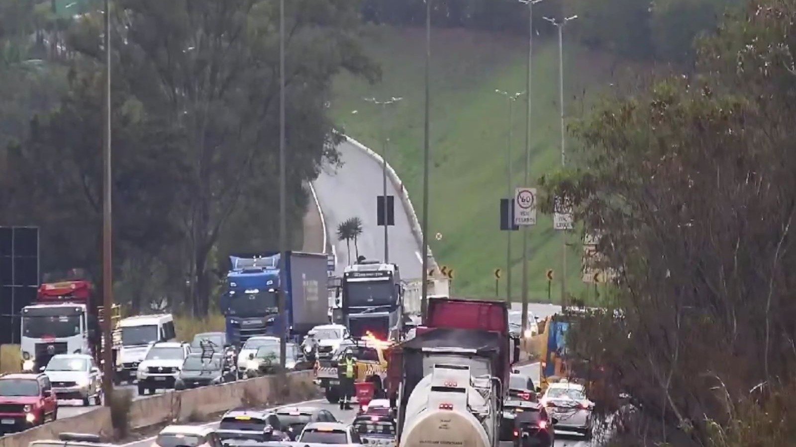 Ve&iacute;culos enfrentam lentid&atilde;o na Anel Rodovi&aacute;rio, em BH, ap&oacute;s acidente que interditou parte da via -  (crédito: BH Mobilidade)