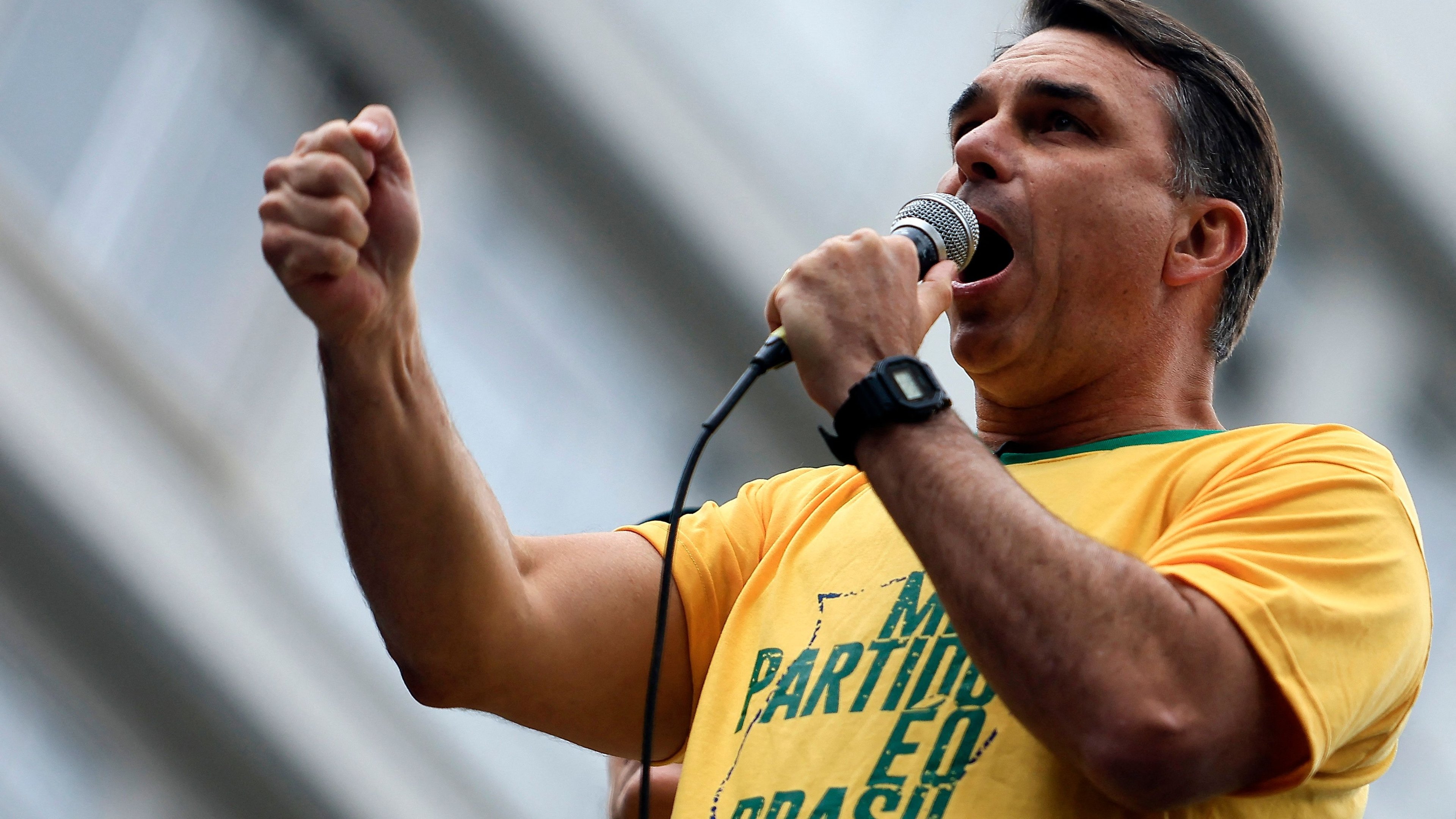 Fl&aacute;vio Bolsonaro critica governo e Judici&aacute;rio em meio a investiga&ccedil;&otilde;es sobre o Banco Master e o caso Vorcaro -  (crédito: Miguel SCHINCARIOL / AFP)