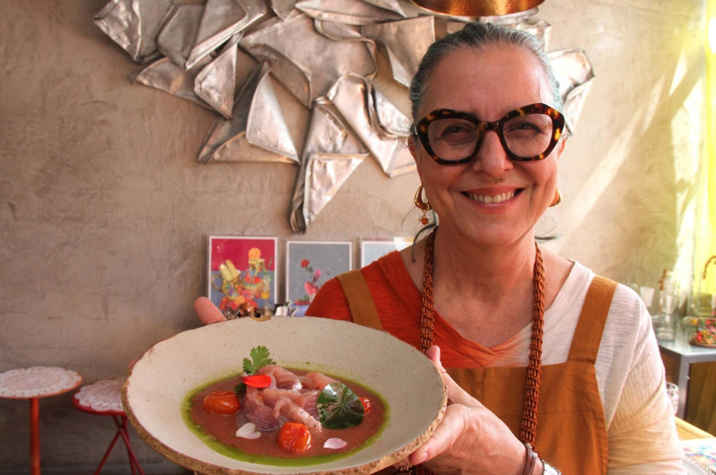 Inspirada na cozinha peruana, Agnes Farkasvolgyi mergulha o tiradito de atum em um caldo &agrave; base de leite de tigre com tomate 