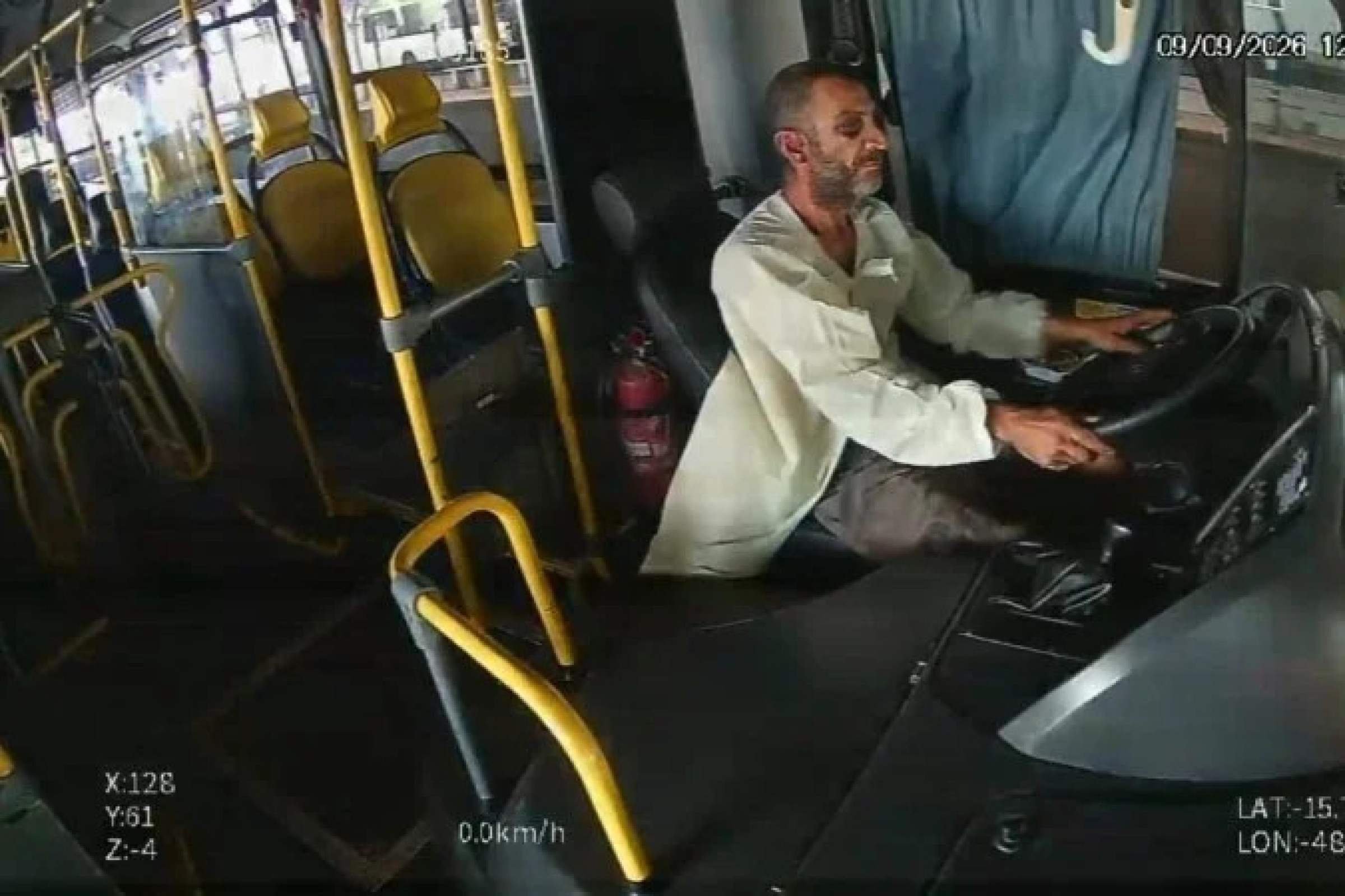 Vídeo: homem foge de hospital, rouba ônibus e é preso