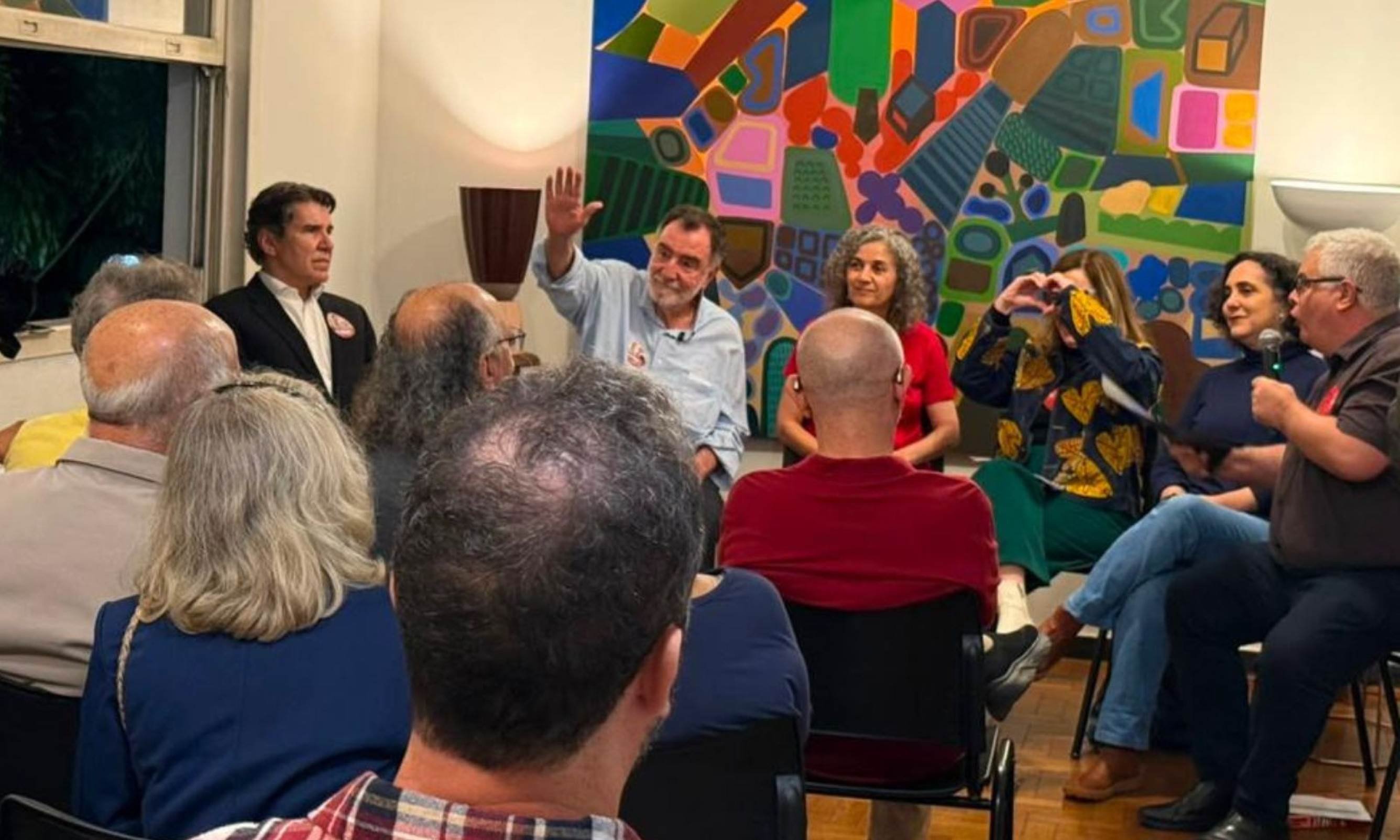 Patrus recebe manifesto de apoio de escritores mineiros
