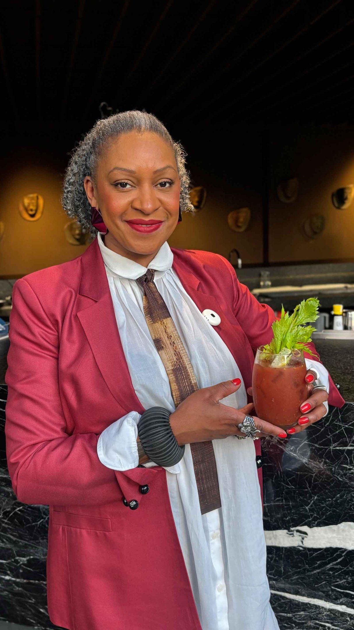 &ldquo;Trabalhava em um bar que tinha um bom Bloody Mary, mas mexi na receita, aumentei as propor&ccedil;&otilde;es e as pessoas come&ccedil;aram a gostar mais do meu&rdquo; - Cibele Guimar&atilde;es, a Jezebel, Mixologista