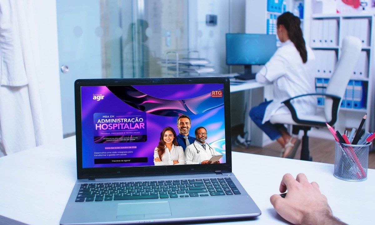Pov shot of doctor using laptop with green screen in hospital cabinet. Medical worker wearing white coat in clinic. Medic using notebook with chroma key on display in medical clinic.
- (crédito: DINO)