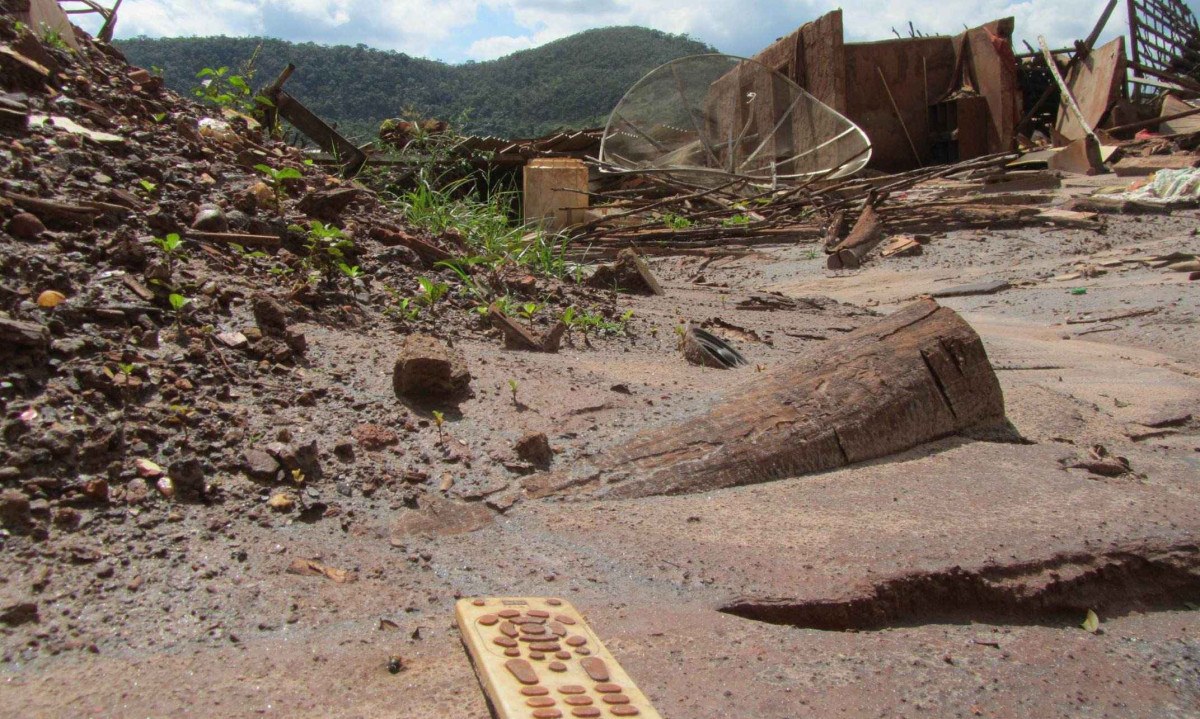 Devastação dos rejeitos que invadiram e destruíram as residências do povoado de Bento Rodrigues onde morreram seis dos 19 atingidos pela Barragem do Fundão em Mariana - (crédito: Mateus Parreiras/EM/D.A.Press)