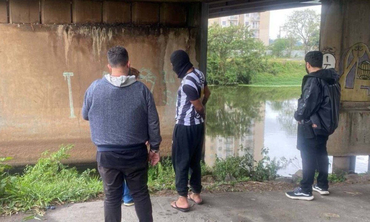 Suspeito (ao centro) mostra para policiais onde teria deixado malas com as partes do corpo de Samara Ellen - (crédito: Divulgação Polícia Civil)