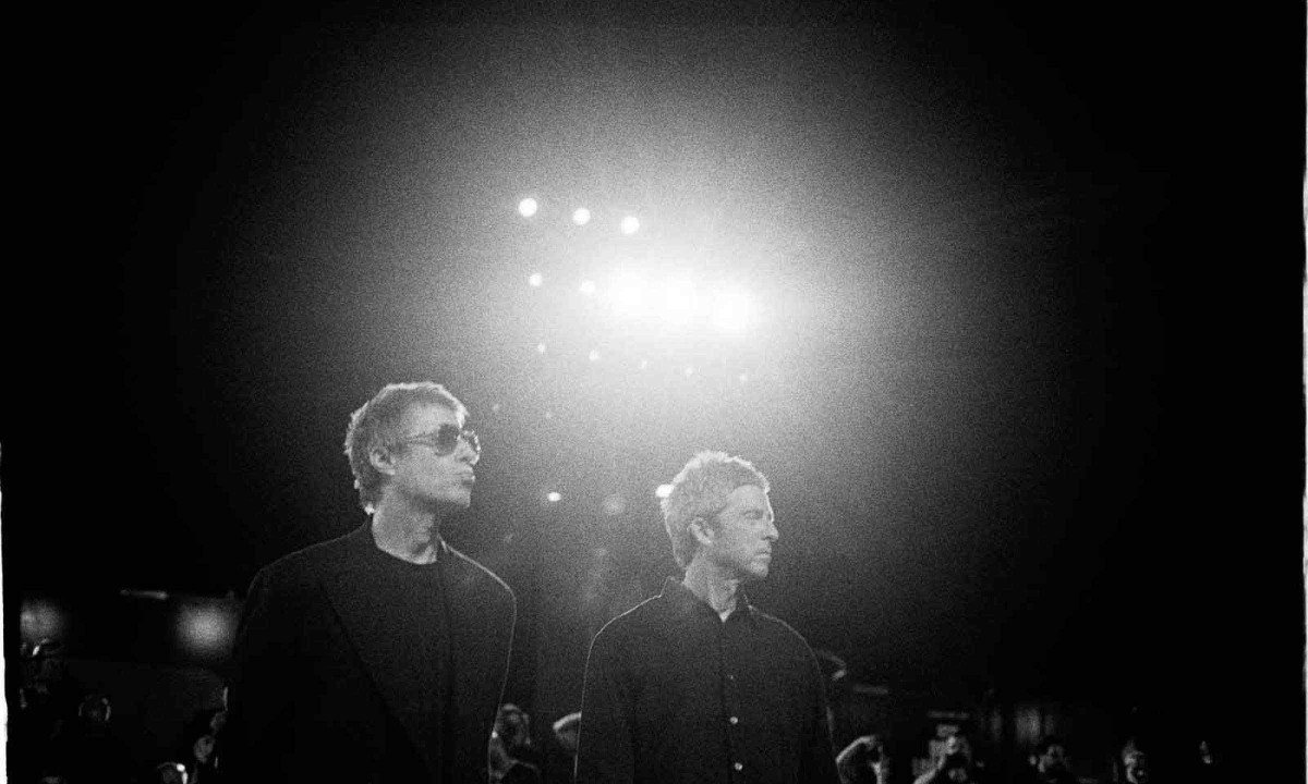 A reconciliação entre Liam e Noel Gallagher se deu no palco; filme exibido no Festival de Veneza registra shows e depoimentos de fãs, incluindo uma brasileira - (crédito: Stefano RELLANDINI / AFP)
