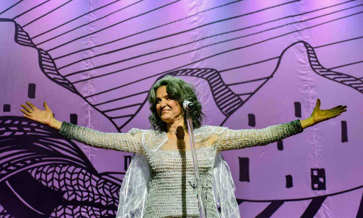 Simone veste figurino criado por Ronaldo Fraga, que responde também pela direção artística do show - (crédito: Teca Lamboglia/Divulgação )