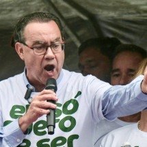 Cury diz que não apoia Lula no 2° turno e impõe explicações a Flávio  - Tércio Teixeira/AFP