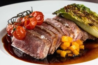 O novo sabor de um restaurante de hotel na orla de Copacabana