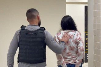 Mulher é acusada de matar a mãe a marteladas após suspeita de traição
