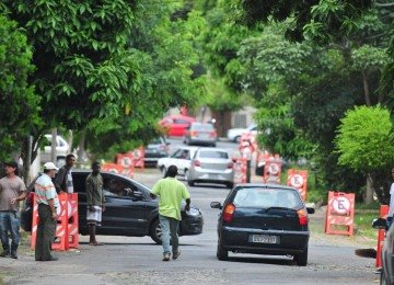 A proposta estabelece multa de R$ 1 mil para quem abordar, constranger ou cobrar valores de motoristas pela vigilância de carros, reserva de vagas ou permanência do veículo estacionado -  (crédito: Alexandre Guzanshe/EM/D.A Press)