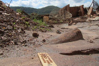 Devastação dos rejeitos que invadiram e destruíram as residências do povoado de Bento Rodrigues onde morreram  seis dos 19 atingidos pela Barragem do Fundão em Mariana -  (crédito: Mateus Parreiras/EM/D.A.Press)