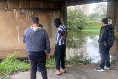 Suspeito (ao centro) mostra para policiais onde teria deixado malas com as partes do corpo de Samara Ellen  -  (crédito: Divulgação Polícia Civil)