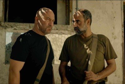 Lior Raz (Doron Kavillio) e Yaakov Zada-Daniel (Eli) vão parar em Marselha no novo ano da série, disponível na Netflix -  (crédito: Netflix/Divulgação )