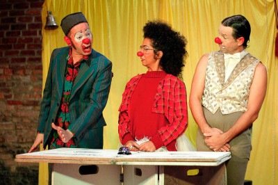 O espetáculo 'Academia Brasileira de Bestas' simula uma competição para que o público possa decidir quem entrará para o seleto grupo de artistas           -  (crédito: Adrilene Muradas/Divulgação)