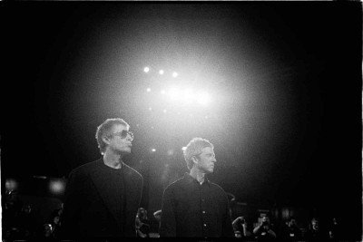 A reconciliaÃ§Ã£o entre Liam e Noel Gallagher se deu no palco; filme exibido no Festival de Veneza registra shows e depoimentos de fÃ£s, incluindo uma brasileira -  (crédito: Stefano RELLANDINI / AFP)