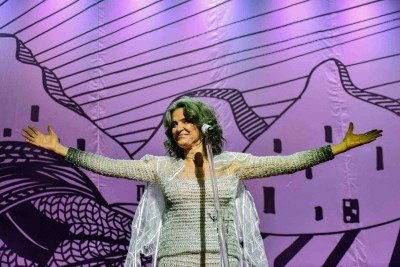 Simone veste figurino criado por Ronaldo Fraga, que responde também pela direção artística do show -  (crédito: Teca Lamboglia/Divulgação )