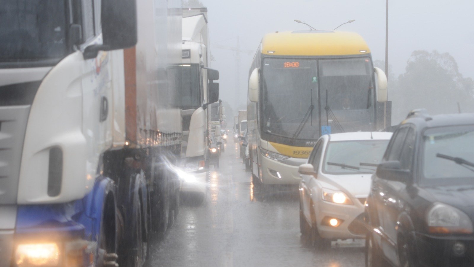 O alerta de chuvas intensas em Minas Gerais exige aten&ccedil;&atilde;o redobrada dos motoristas nas rodovias -  (crédito: Leandro Couri/EM/D.A Press)