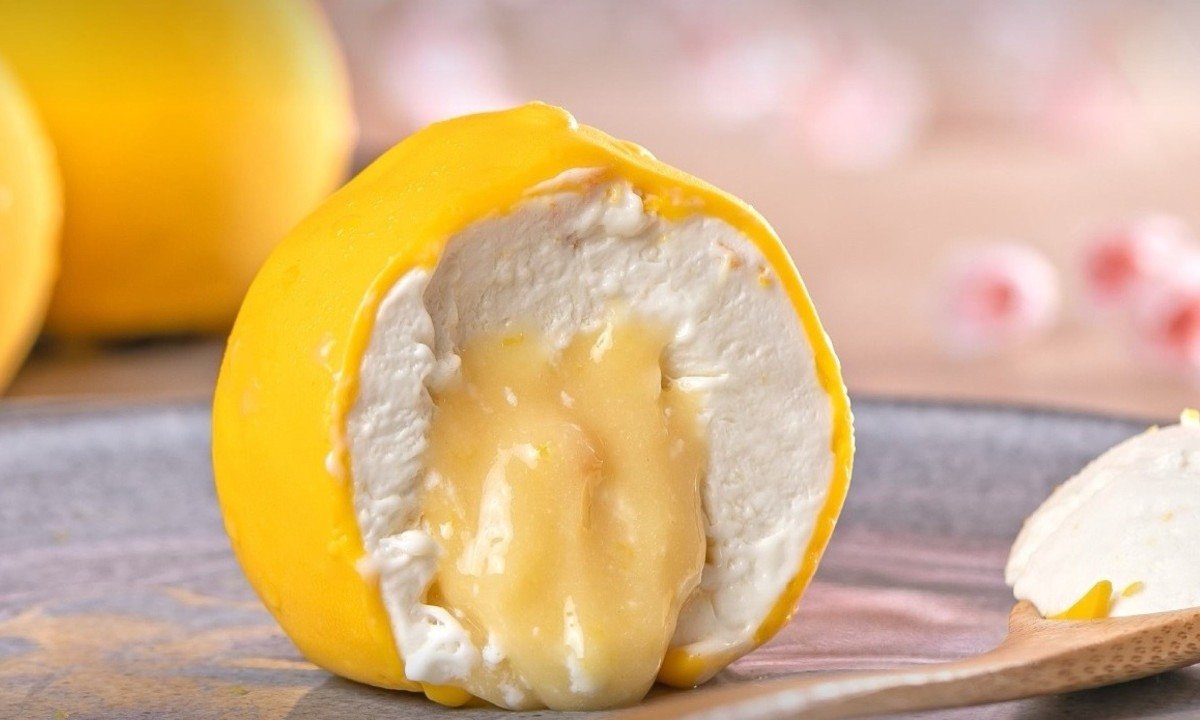 Na confeitaria de Cesar Yukio, a Hanami, o convite é para apreciar a vitrine antes de comer. O mais famoso é O Yuzu, que tem o formato e a cor amarela do cítrico asiático, que fica entre o limão siciliano e a mexerica -  (crédito: Hanami/Divulgação)