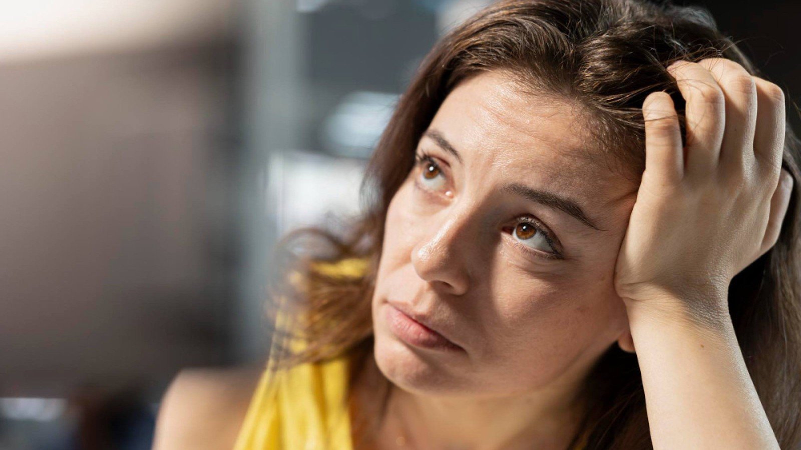 Menopausa: por que a pele perde firmeza e o cabelo afina?