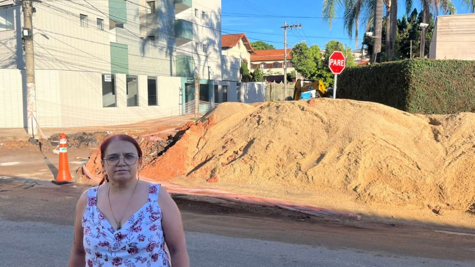 A cabeleireira Lucineia Fernandes, 48 anos. Ela diz que as obras t&ecirc;m atrapalhado o tr&acirc;nsito perto da Escola Vin&iacute;cius de Moraes