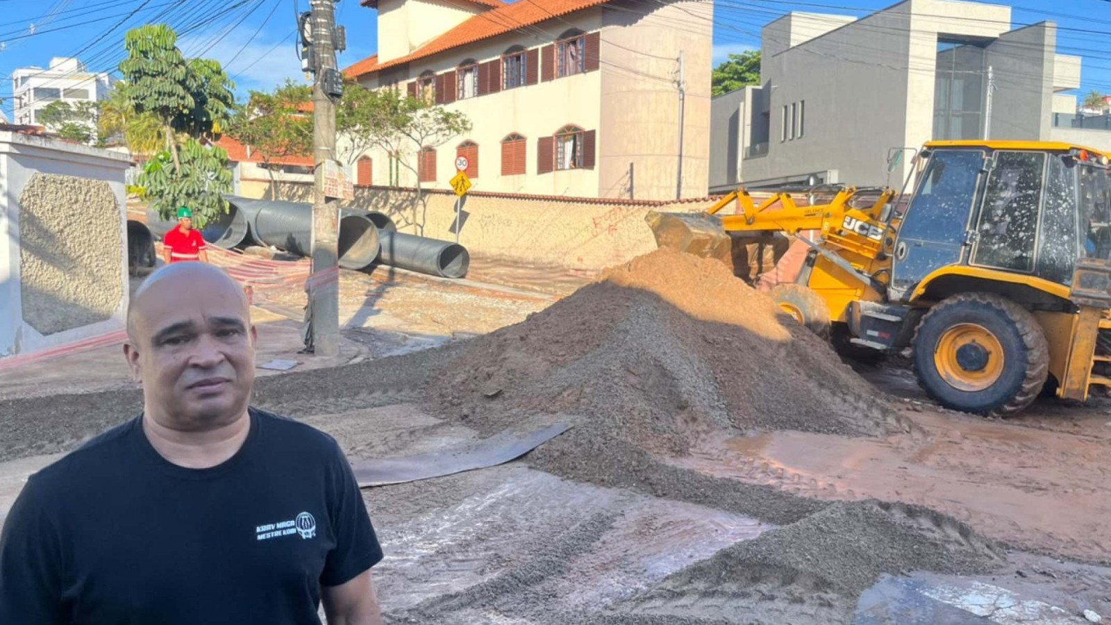 O gar&ccedil;om Wellington Ribeiro, de 43 anos, reclama dos transtornos causados pela obra da prefeitura